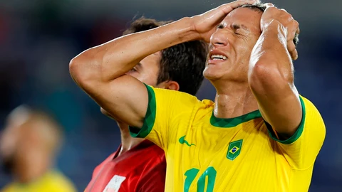 Richarlison se lamenta después del fallo en el penalti