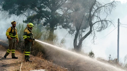 Dos bomberos en tareas de extinción en la provincia de Ávila