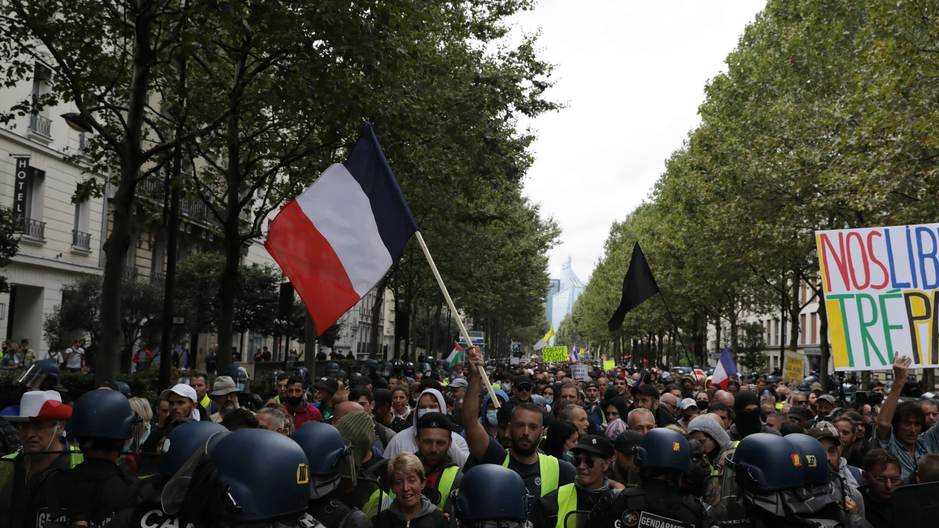 Manifestantes protestan en París contra el pase sanitario y la obligatoriedad de la vacuna