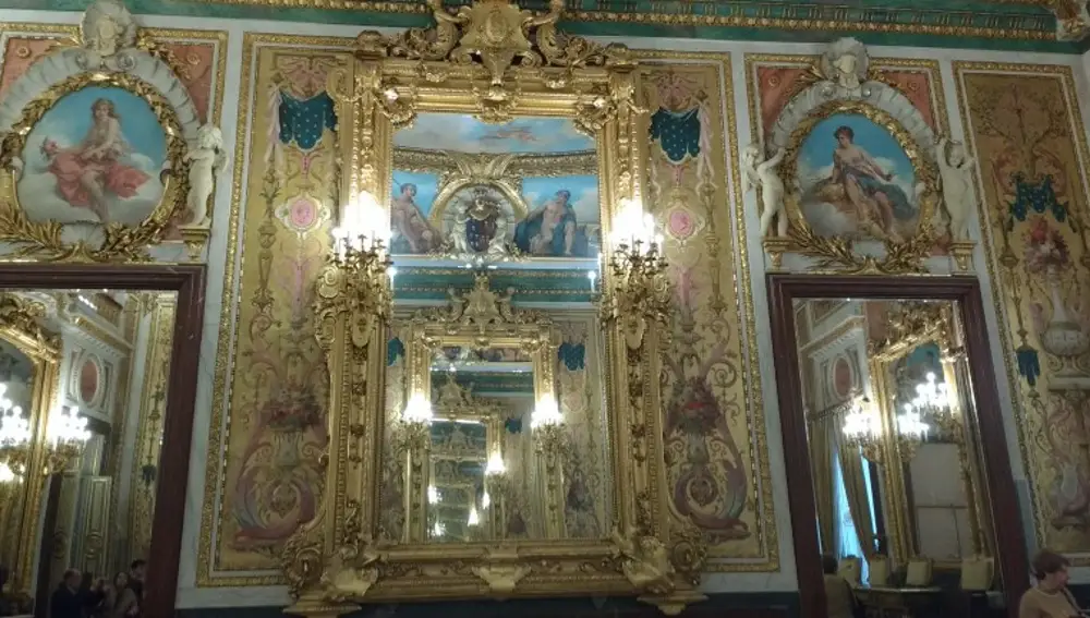 Salón de actos del Palacio de Santoña. las pinturas de Francisco Sans representan a diversas regiones españolas junto con alegorías de las artes, la industria, el comercio y la navegación