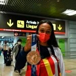 La atleta española de triple salto Ana Peleteiro muestra la medalla de bronce conseguida en los Juegos