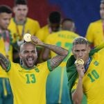 Dani Alves y Richarlison posan con la medalla de oro