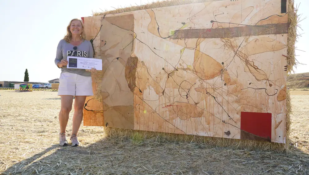 Una artista con su obra en Espirdo