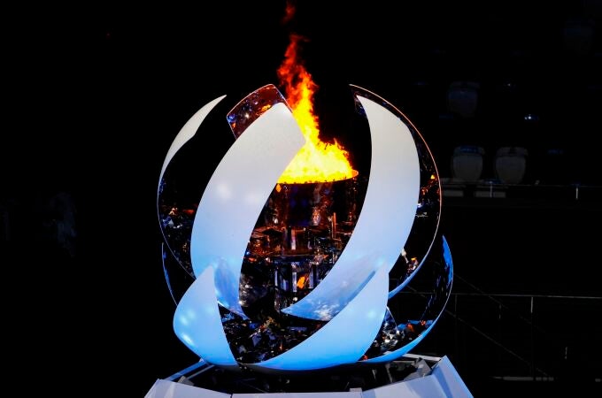 La llama olímpica apagándose en el Estadio Nacional de Tokio