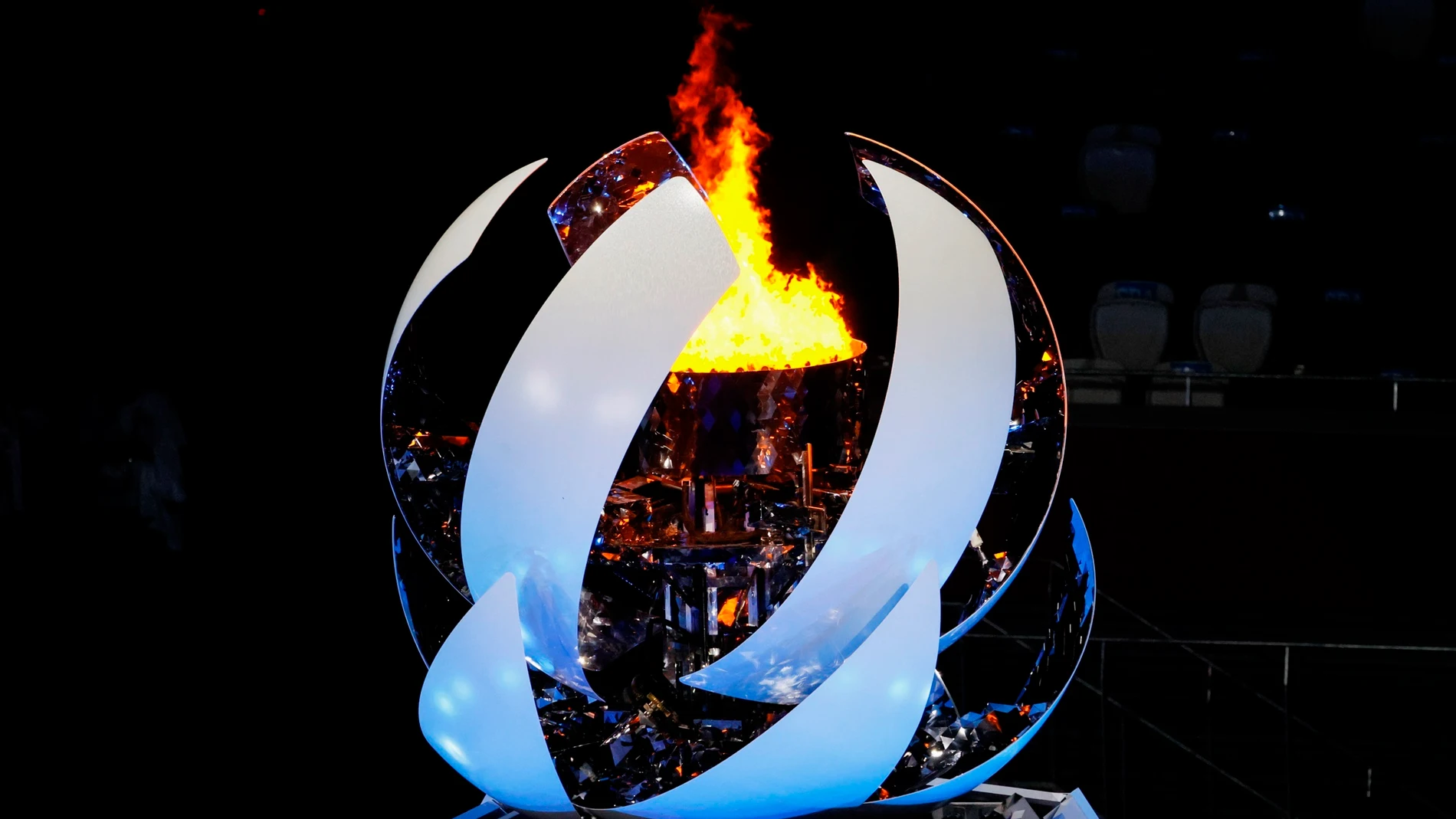 La llama olímpica apagándose en el Estadio Nacional de Tokio