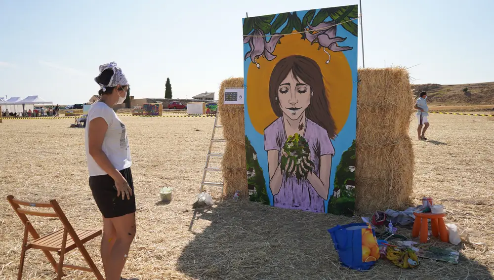 Una artista con su obra en Espirdo