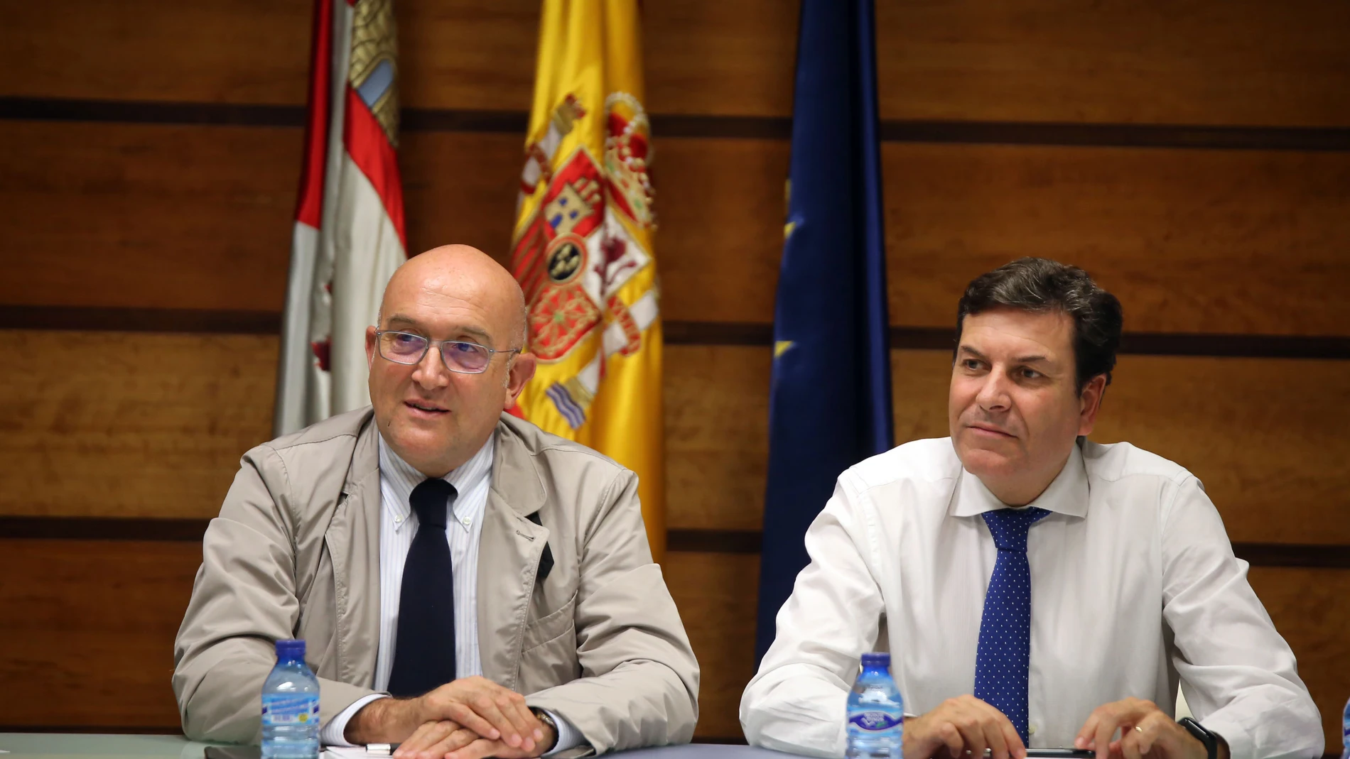 El consejero de Agricultura, Ganadería y Desarrollo Rural, Jesús Julio Carnero, y el consejero de Economía y Hacienda, Carlos Fernández Carriedo