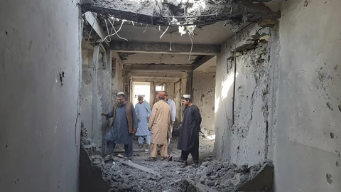 El piloto, Hamidullah Azimi, murió al detonar una bomba adhesiva adosada a su vehículo, según las autoridades