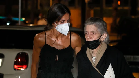 La Reina Letizia e Irene de Grecia (d), tras cenar con su familia este sábado en un restaurante en Palma de Mallorca. EFE/Ballesteros