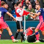 Carrasco se enfrenta con un jugador del Feyenoord