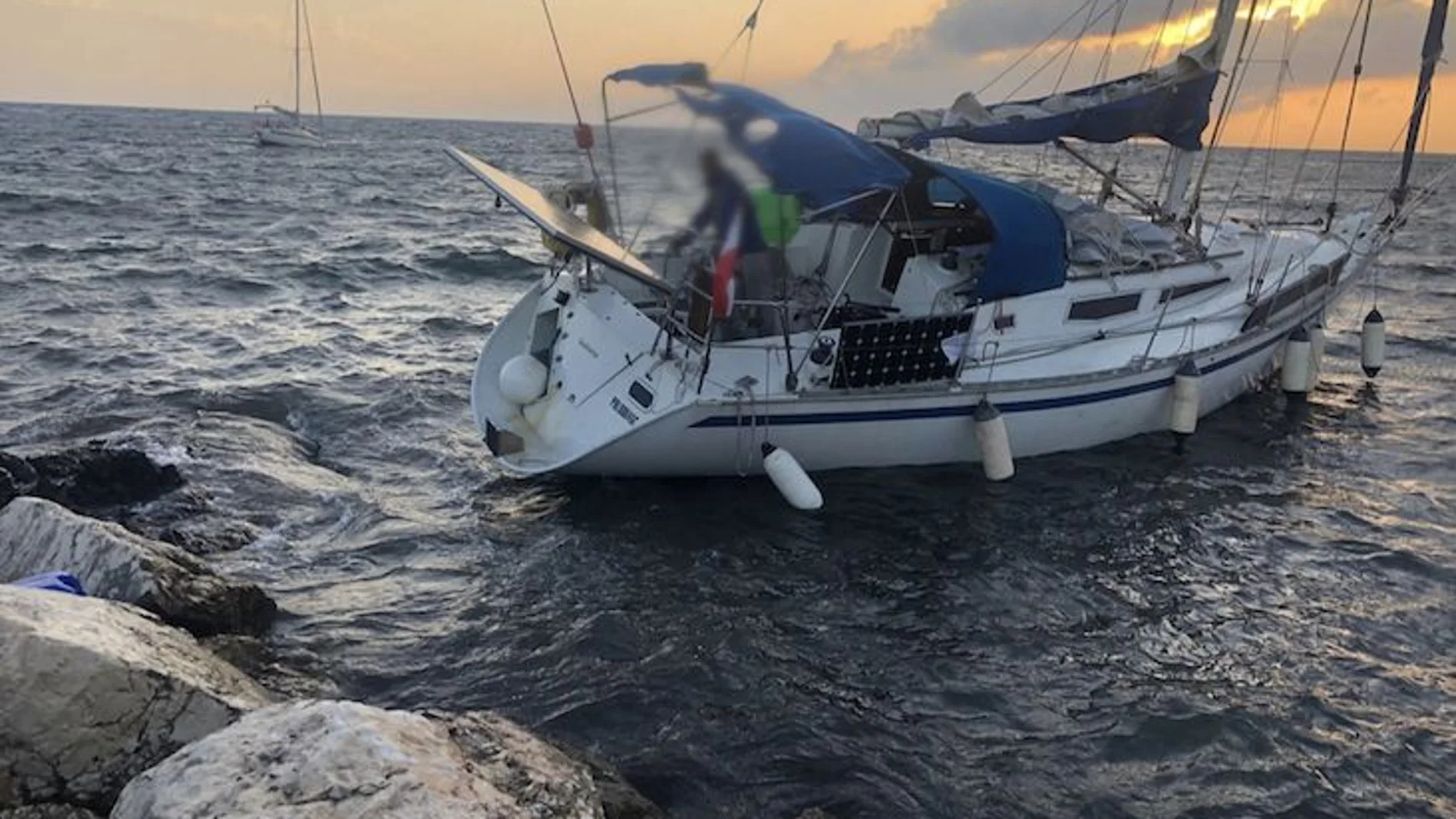 Velero varado en una escollera (Imagen de archivo)