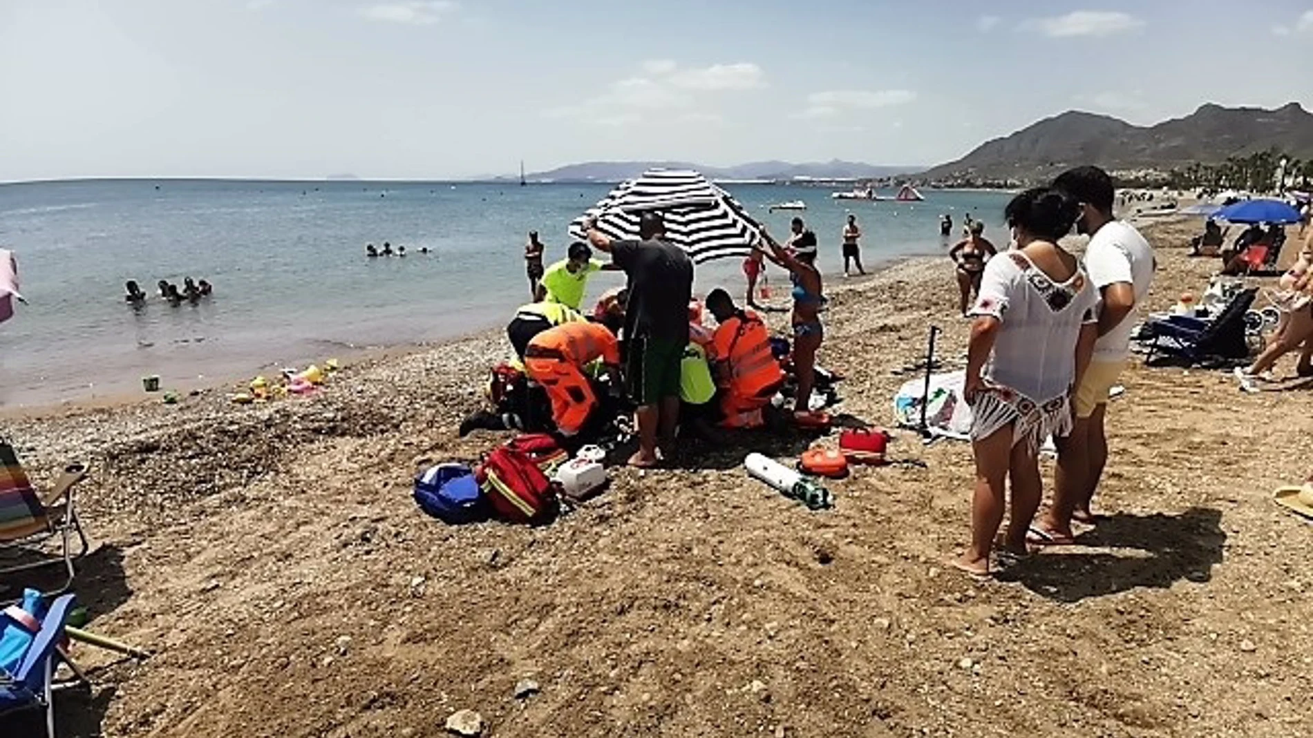 Imagen de archivo de un rescate en la playa de Mazarrón (Murcia)