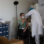 Nueva dosis de una vacuna para una joven