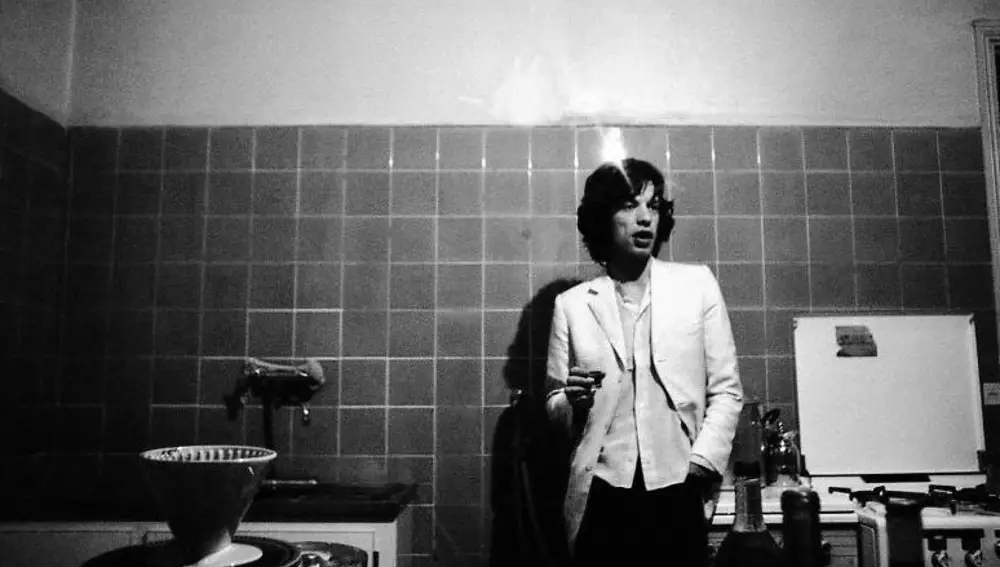 Mick Jagger posa para el fotógrafo Michael Cooper en la cocina de la excéntrica y animosa mansión Nellcôte