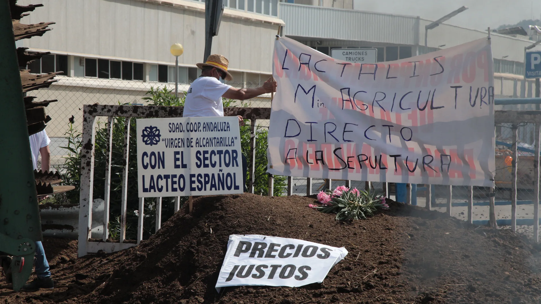 Productores de leche se han concentrado este lunes ante las puertas de Lactalis Puleva, en Granada, y han simulado un entierro vacuno para exigir "precios dignos" y advertir de que hay 475 ganaderías en peligro en toda Andalucía.