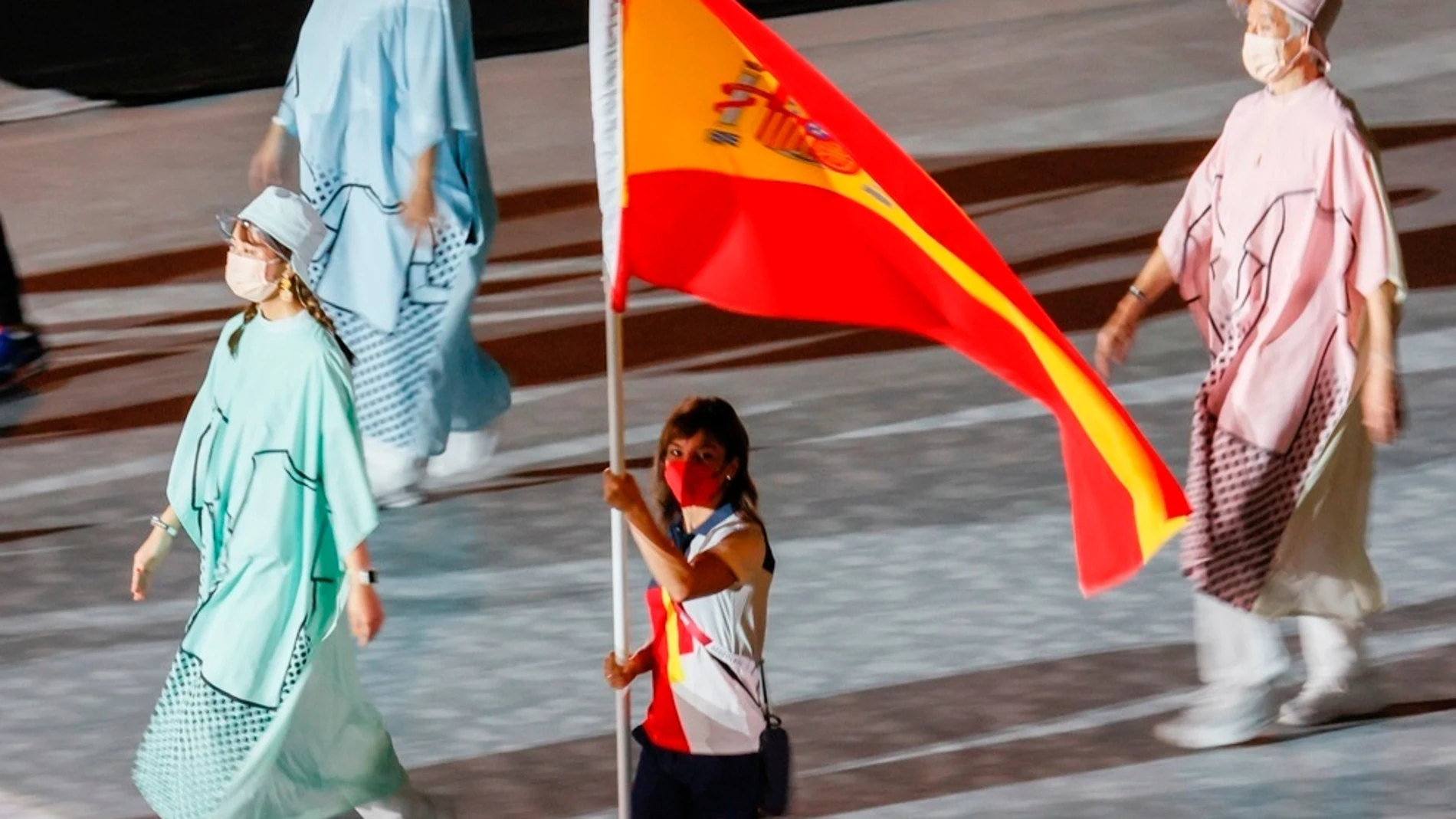 La abanderada española, la karateca Sandra Sánchez (c), ondea la bandera de España durante la ceremonia de clausura de los Juegos Olímpicos 2020, este domingo en el Estadio Nacional de Tokio (Japón). EFE/ Lavandeira Jr