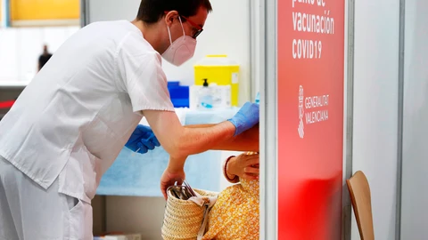 La unidad UCI del hospital La Fe de València ha atendido, desde el inicio de la pandemia, a ocho mujeres embarazadas, que han superado la enfermedad, y solo una de ellas ha tenido que ir al paritorio para que le practicaran una cesárea urgente. Foto de archivo