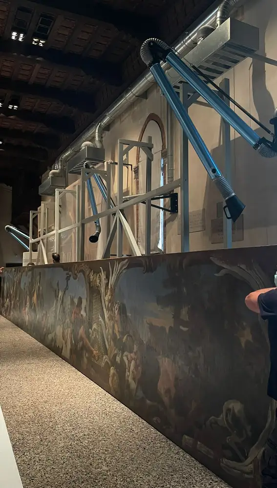 Colocando la obra de Tiepolo de casi catorce metros en la Gallerie dell'Accademia di Venecia
