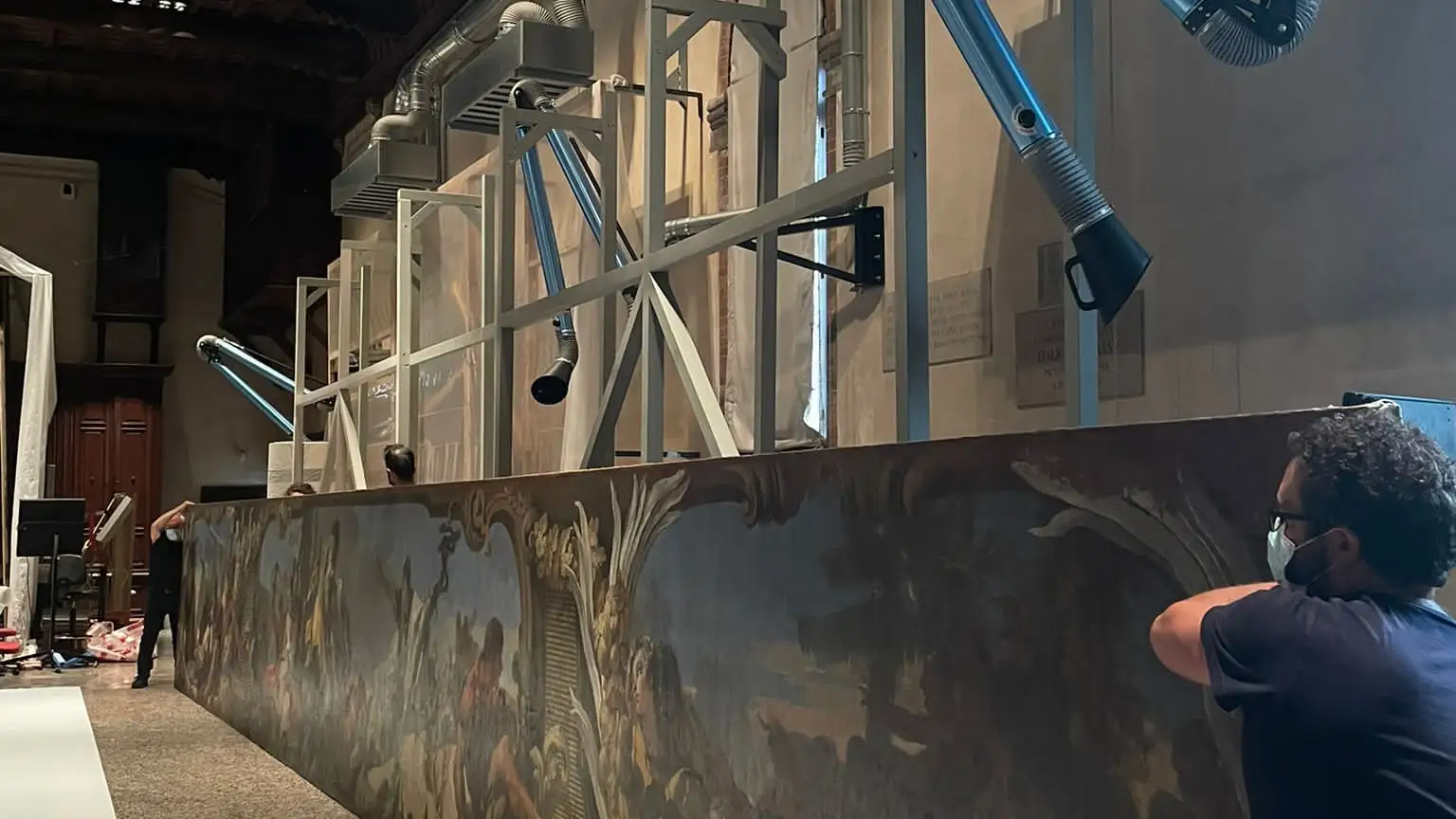 Colocando la obra de Tiepolo de casi catorce metros en la Gallerie dell'Accademia di Venecia