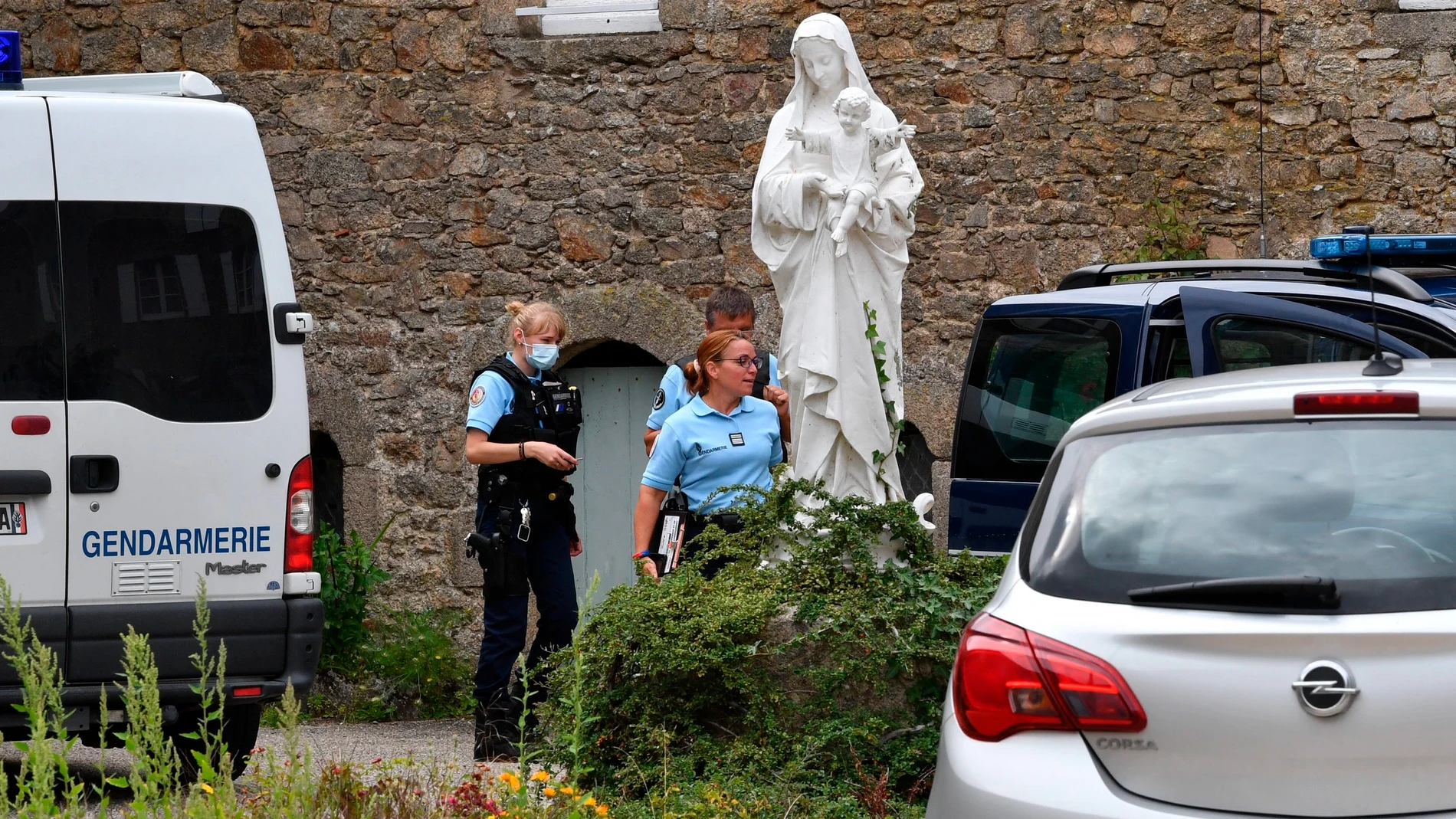 Gendarmes inspeccionan en Saint-laurent-sur-sevre el lugar donde fue asesinado el párraco