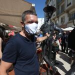 Antonio Banderas posa junto a la escultura conmemorativa del 50º aniversario del establecimiento