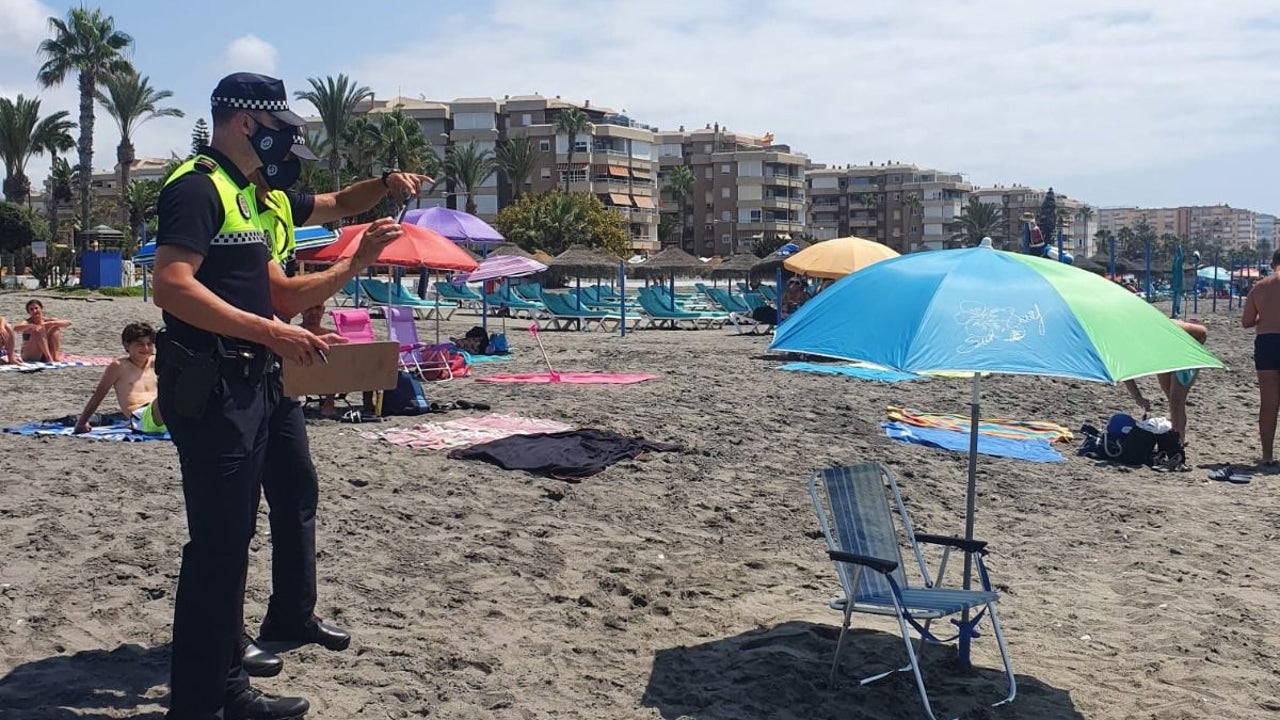 Multas de hasta 300 euros por dejar la sombrilla en la playa sin