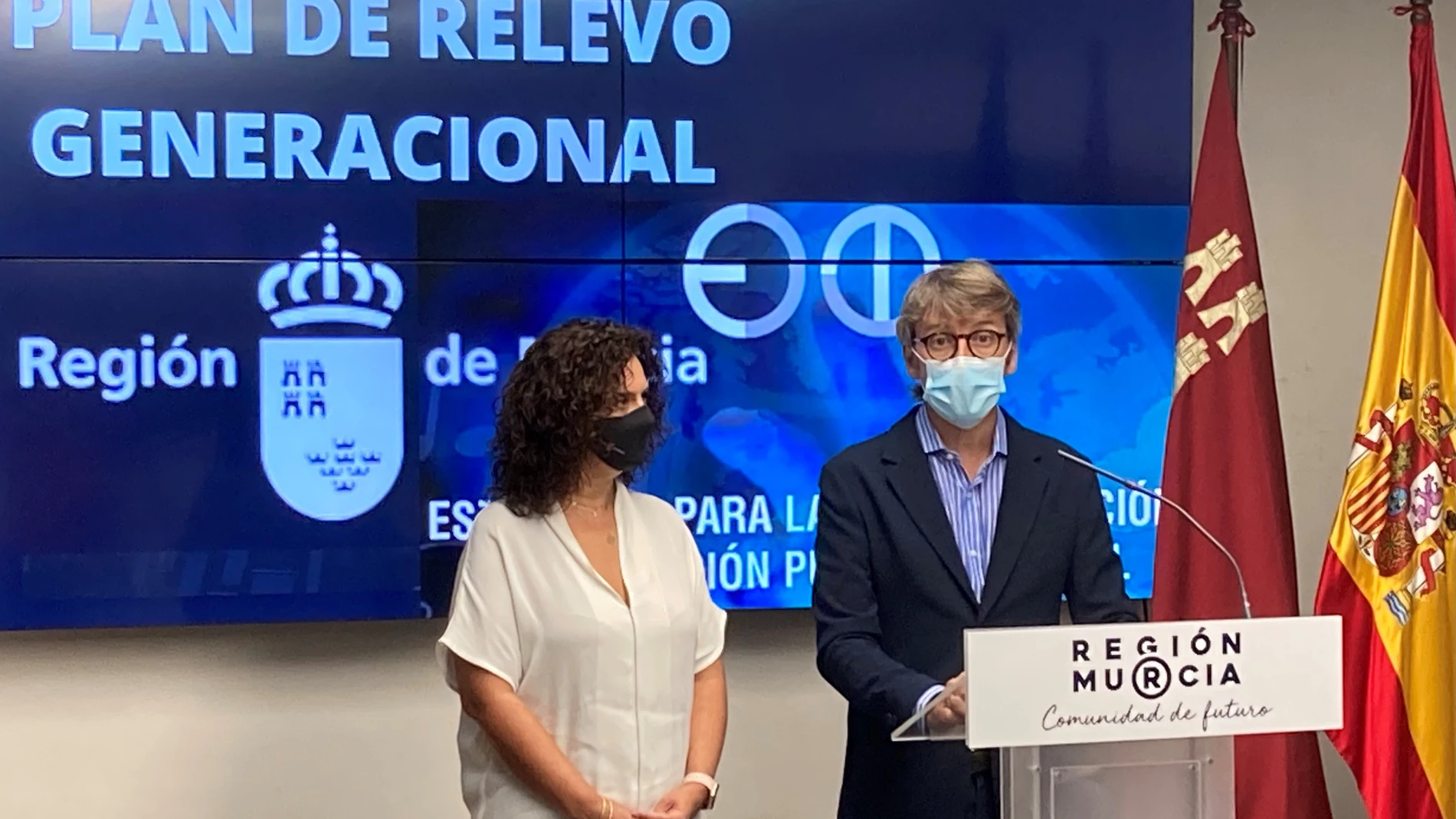 El consejero de Economía, Hacienda y Administración Digital, Luis Alberto Marín, con la directora general de Función Pública, Carmen María Zamora, en la presentación del Plan de Relevo Generacional
