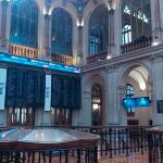 Pantallas muestran la evolución del Ibex 35, este lunes en la Bolsa de Madrid