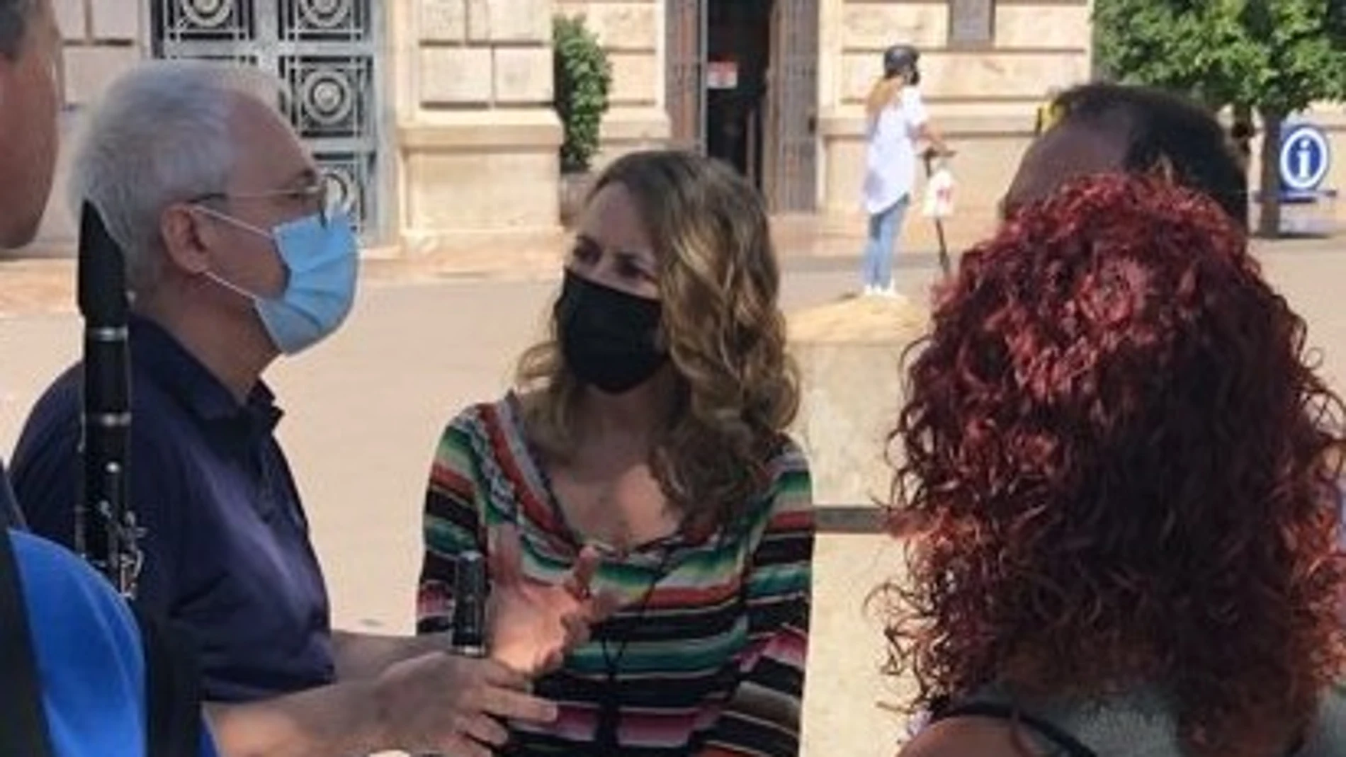 La edil del PP, Julia Climent, en una imagen de archivo, atiende a los integrantes de la Banda Municipal de Valencia
