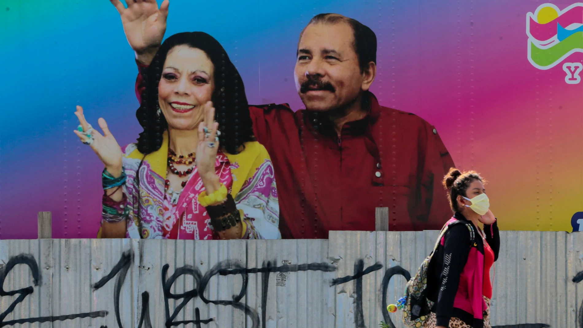 Un mural con la imagen de Daniel Ortega y Rosario Murillo en Managua, Nicaragua