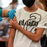 Un escolar de entre 12 y 14 años es vacunado contra la Covid-19 en Córdoba
