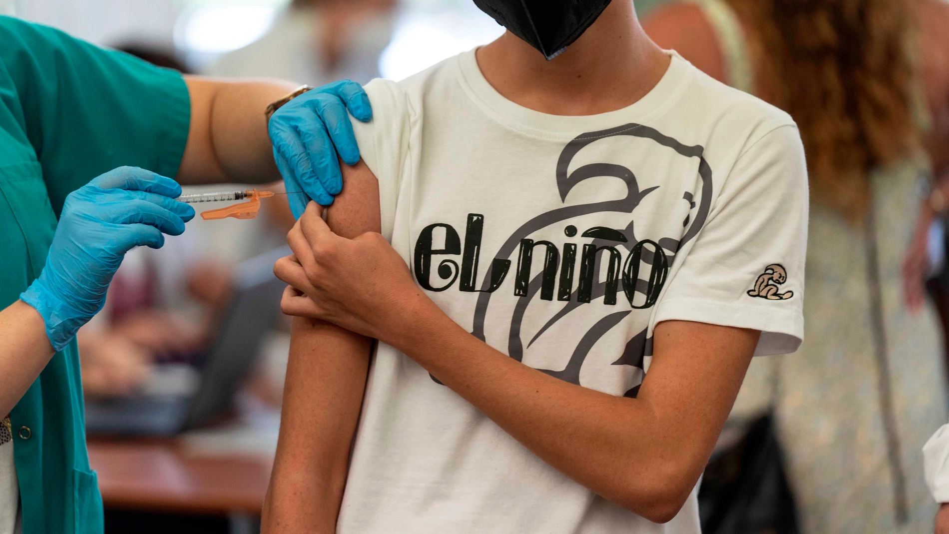 Un escolar de entre 12 y 14 años es vacunado contra la Covid-19 en Córdoba