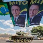 BRA121. BRASÍLIA (BRASIL), 10/08/2021.- Fotografía de un tanque de la Armada mientras sale de la Esplanada dos Ministerios tras participar en un desfile militar hoy, en Brasilia (Brasilia). El presidente de Brasil, Jair Bolsonaro, recibió este martes un inusual desfile militar en Brasilia, un despliegue que fue visto por la oposición como un intento de líder de la ultraderecha brasileña por intimidar al Congreso durante una votación clave para el Gobierno. EFE/ Joédson Alves