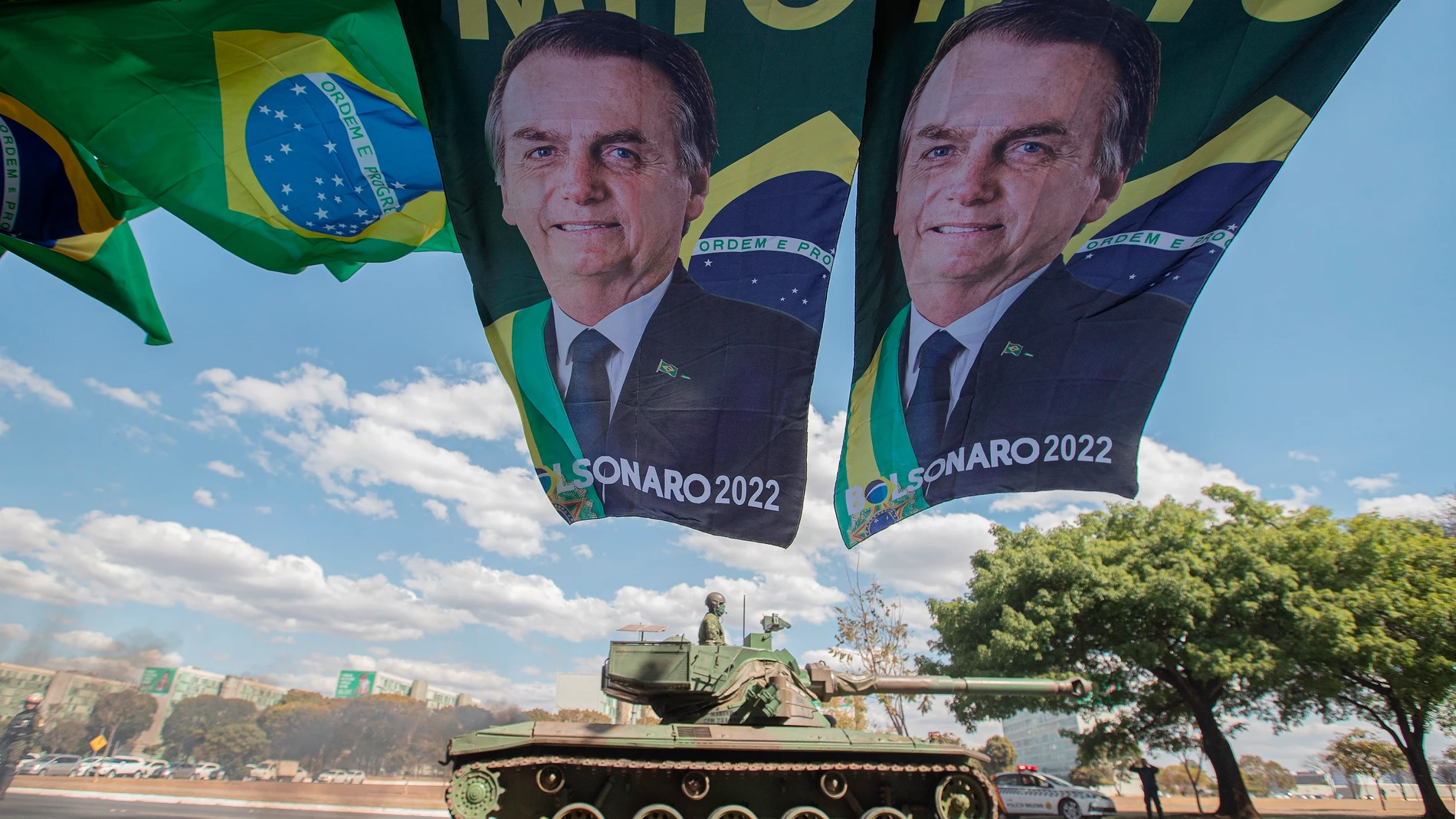 BRA121. BRASÍLIA (BRASIL), 10/08/2021.- Fotografía de un tanque de la Armada mientras sale de la Esplanada dos Ministerios tras participar en un desfile militar hoy, en Brasilia (Brasilia). El presidente de Brasil, Jair Bolsonaro, recibió este martes un inusual desfile militar en Brasilia, un despliegue que fue visto por la oposición como un intento de líder de la ultraderecha brasileña por intimidar al Congreso durante una votación clave para el Gobierno. EFE/ Joédson Alves