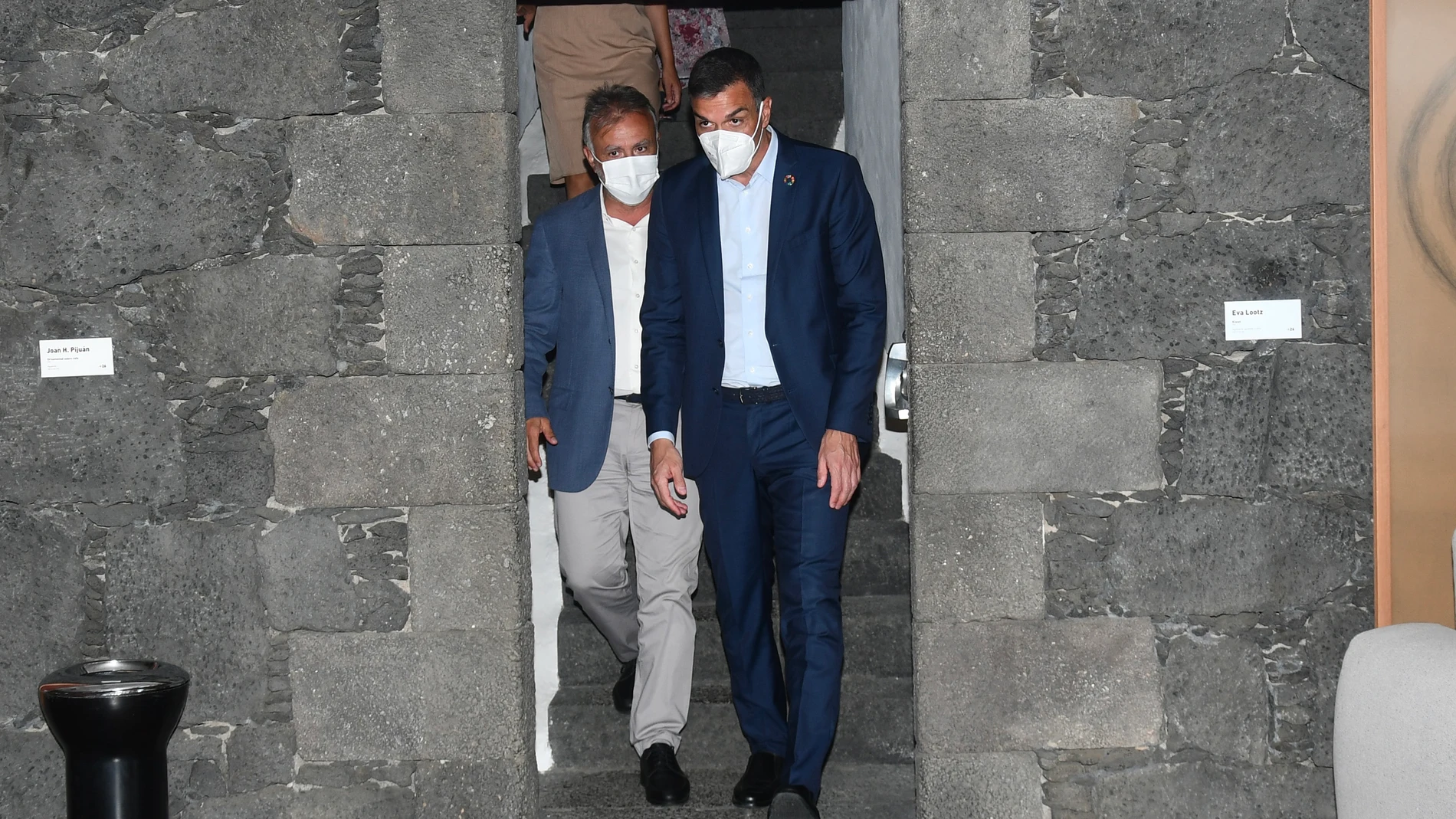 El presidente de Canarias, Ángel Víctor Torres y el presidente del Gobierno, Pedro Sánchez, a su llegada a una reunión en el Castillo de San José, a 11 de agosto de 2021.