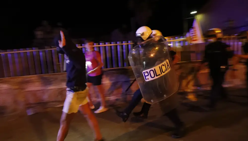 Disturbios durante la madrugada de los trabajadores de LM con los antidisturbios