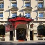 Fachada principal de Le Royal Monceau, el hotel en el que se aloja Leo Messi con su familia en París.