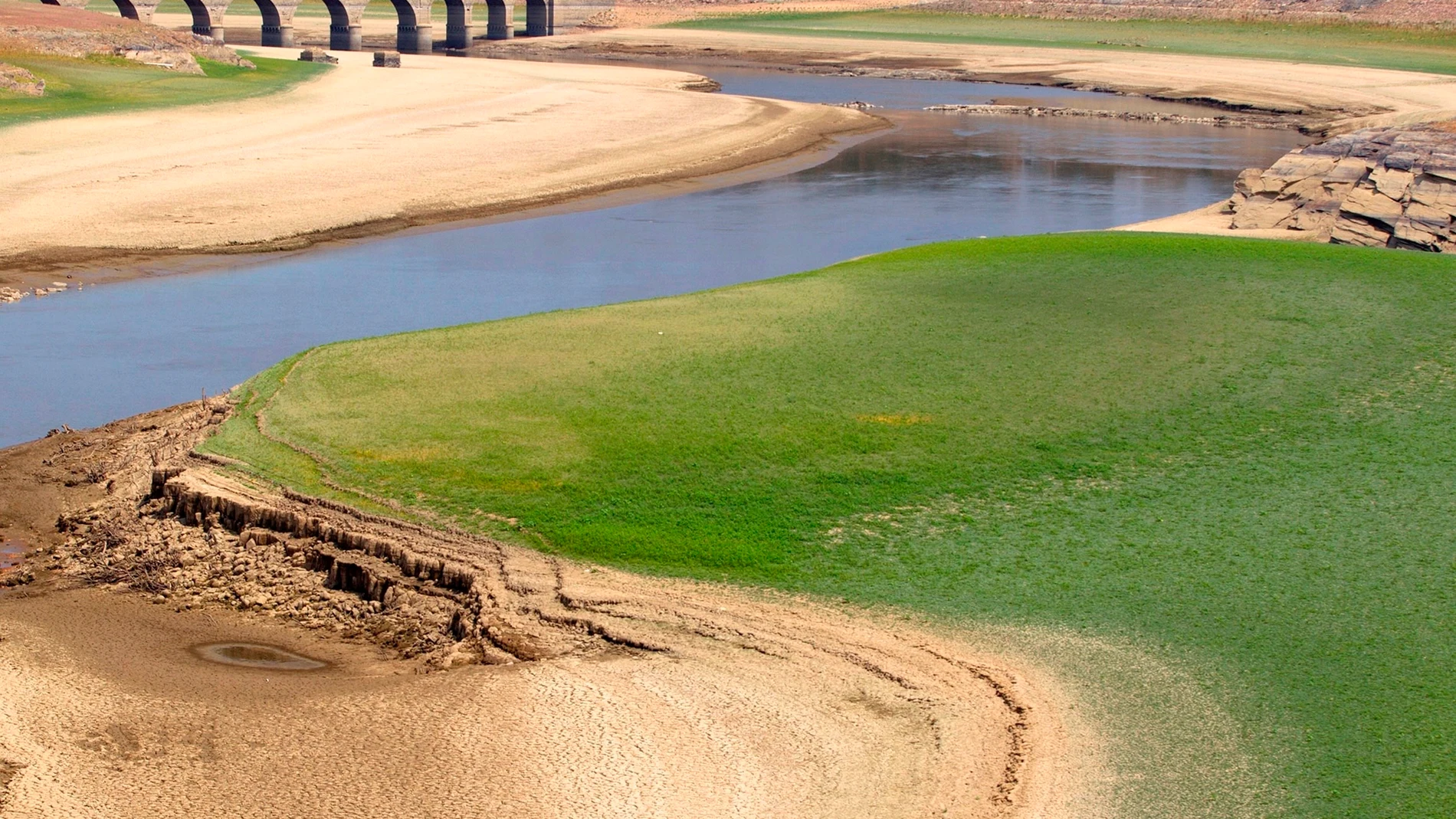 El vaciado del embalse de Ricobayo sobre el río Esla, el mayor de los pantanos de producción hidroeléctrica de la provincia de Zamora, ha puesto en pie de guerra a una veintena de municipios