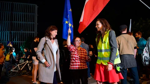 Miembros de la oposición polaca en un acto en las calles de Varsovia