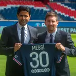 Nasser Al-Khelaifi junto a Leo Messi