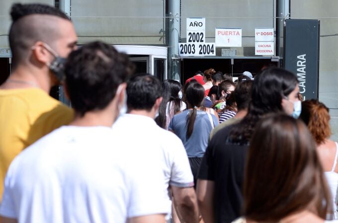 Jóvenes nacidos en 2002, 2003 y 2004 hacen cola para vacunarse contra el coronavirus en Valladolid