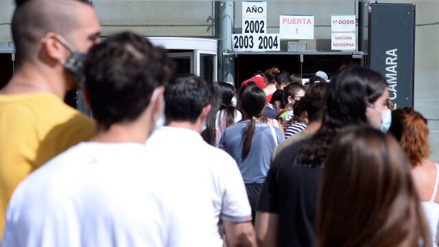 Jóvenes nacidos en 2002, 2003 y 2004 hacen cola para vacunarse contra el coronavirus en Valladolid