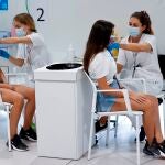 Dos adolescentes se vacunan contra la covid-19 en el hospital Enfermera Isabel Zendal de Madrid.