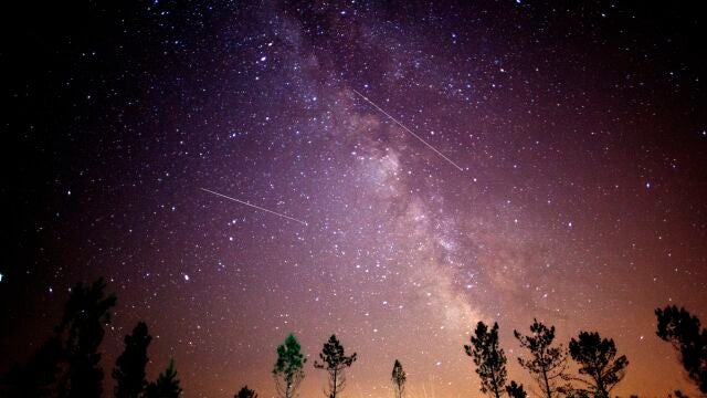 El cielo desde el concello coruñés de Monfero con varios meteoros de las conocidas como perseidas