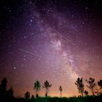 El cielo desde el concello coruñés de Monfero con varios meteoros de las conocidas como perseidas