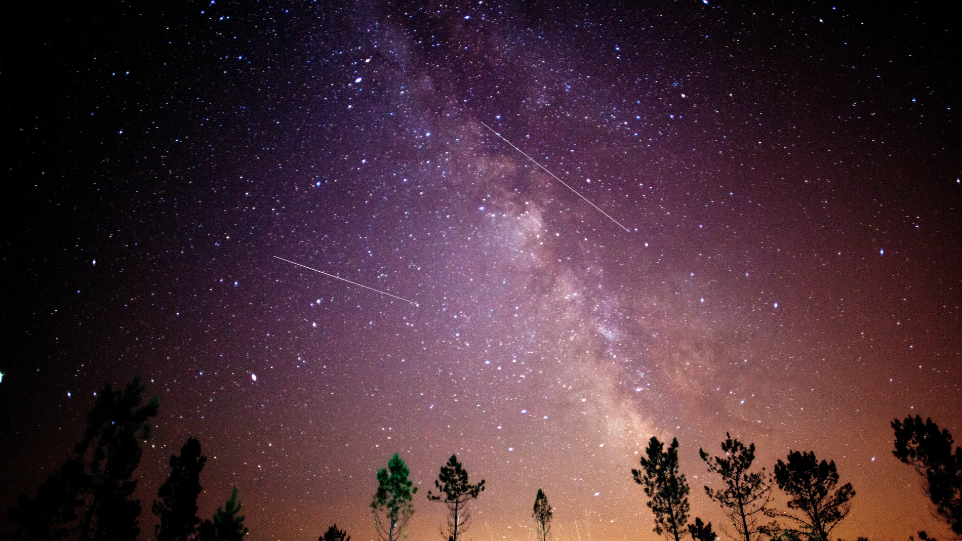 El cielo desde el concello coruñés de Monfero con varios meteoros de las conocidas como perseidas