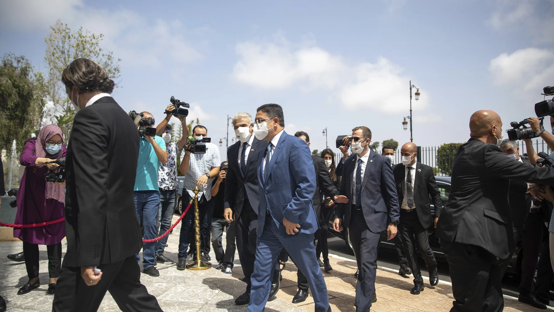 El ministro de Exteriores israelí, Yair Lapid, con su homólogo marroquí, Naser Bourita