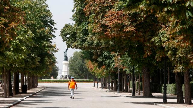 Un hombre pasea por el Parque del Retiro de Madrid