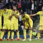 Los jugadores del Villarreal, en la tanda de penaltis de la final de la Supercopa