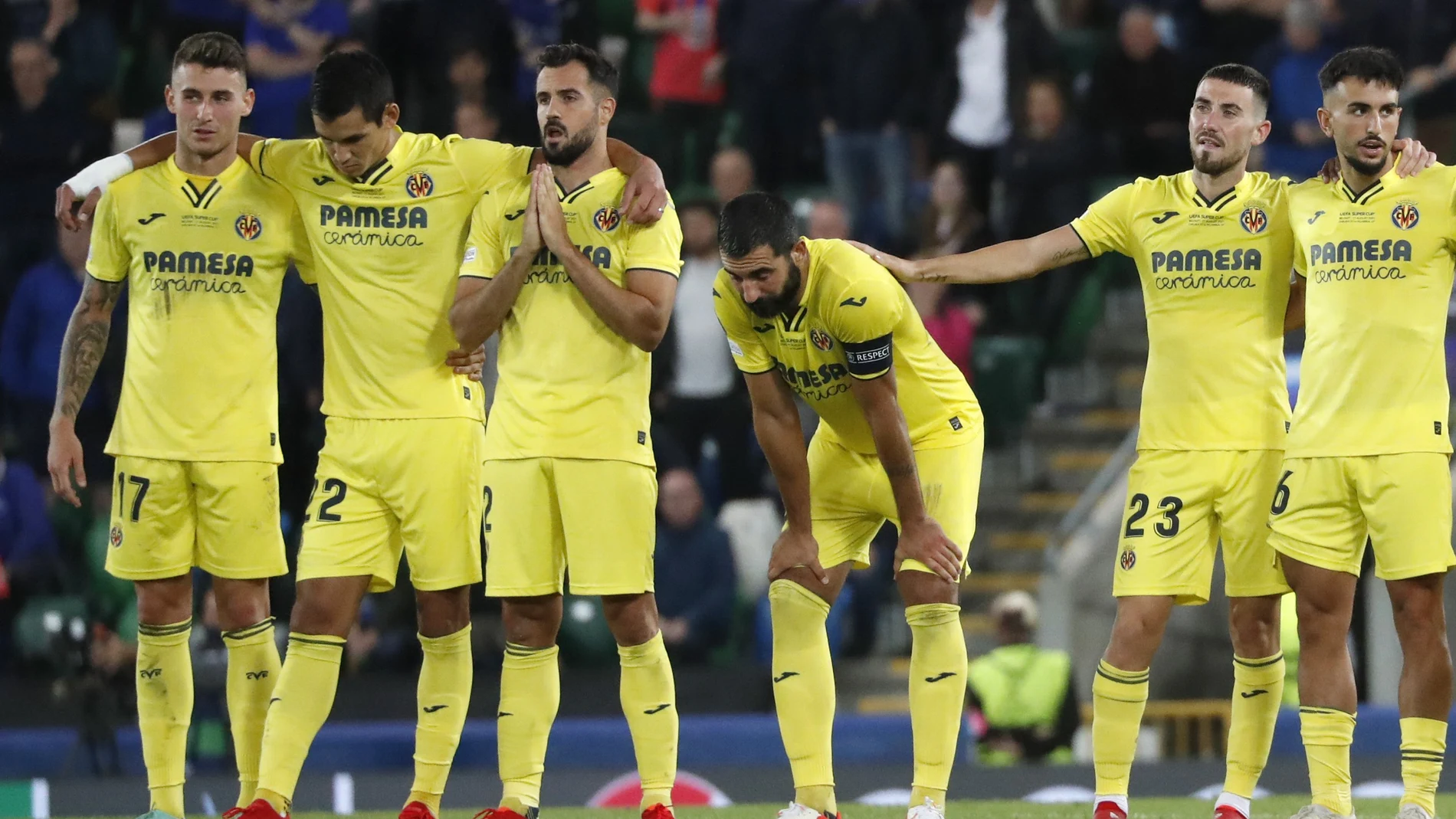 Los jugadores del Villarreal, en la tanda de penaltis de la final de la Supercopa
